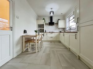 Kitchen Diner- click for photo gallery